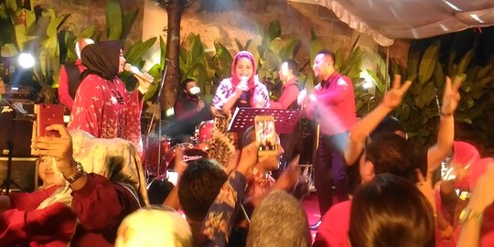 Talenta bernyanyi Puti Guntur pikat ratusan kader PDI Lumajang