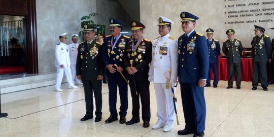 Panglima TNI Marsekal Hadi dianugerahi bintang kehormatan oleh TNI AD & AL