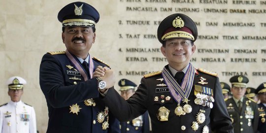 Kapolri terima Bintang Kartika Eka Paksi Utama dari TNI