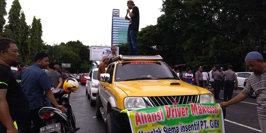 Tak terima aturan baru, puluhan driver Gocar di Makassar turun ke jalan