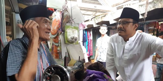 Ditemani KH Idris Hamid, Gus Ipul sapa pedagang di Pasar Klakah
