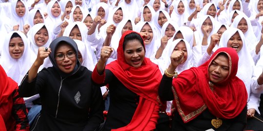 Puti dan Istri Gus Ipul disambut belasan ribu santri Pesantren Zaha Probolinggo