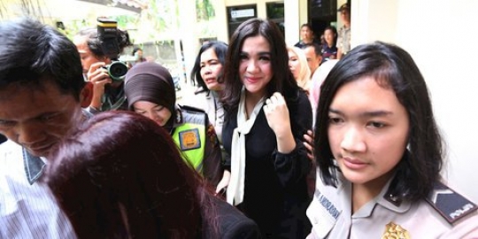 Hadir di Persidangan, Vicky Shu Terisak Ingat Kondisi Jamaah First Travel