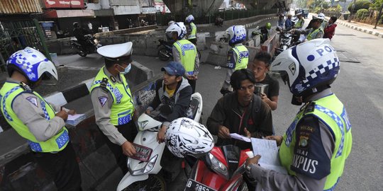 Ditilang karena lawan arus, pria di Bogor hajar polisi dengan kursi