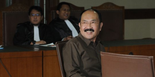 Fredrich berulah lagi di persidangan, isyaratkan JPU gila saat tanya jawab