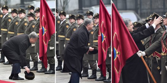 Momen Presiden Ukraina bantu ambilkan topi tentara yang terjatuh