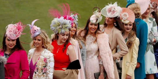 Gaya modis penonton wanita dalam Festival Cheltenham