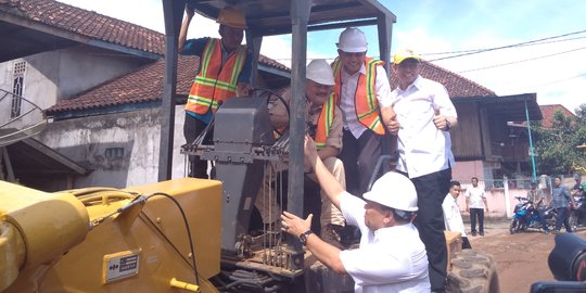 Di OKU, Alex Noerdin naik buldozer perbaiki jalan provinsi yang rusak
