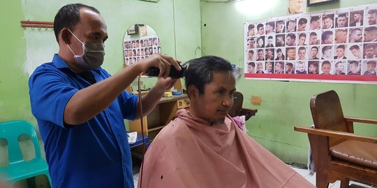 Kesederhanaa Aziz Qahhar, cukur rambut di santri sendiri