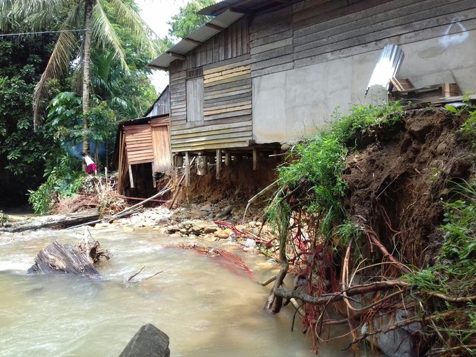 banjir bandang terjang 2 desa di sanggau