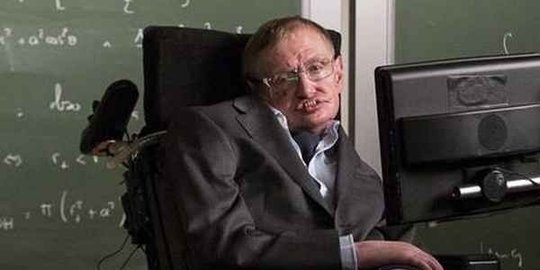 Stephen Hawking, divonis hidup dua tahun namun bisa bertahan setengah abad