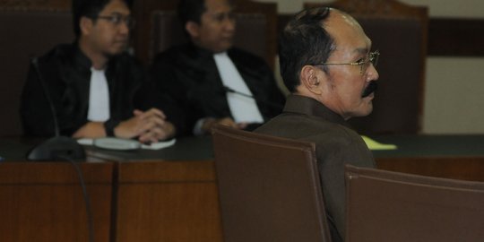 Mempreteli akal-akalan Fredrich, Bimanesh dan Setnov di RS Medika