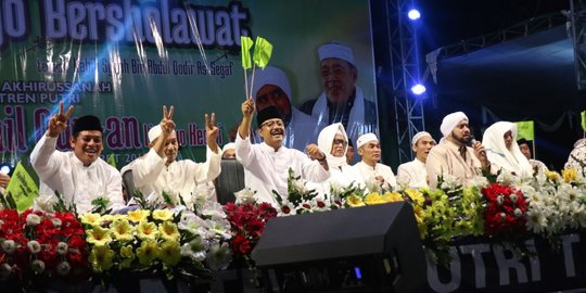 Salam Dua Jari ribuan santri Lirboyo dan Syekhermania untuk Gus Ipul
