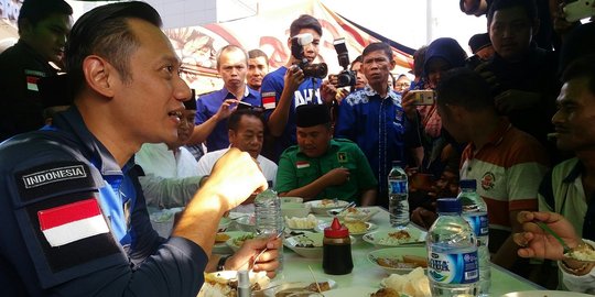 Awali blusukan di Bekasi, AHY sarapan nasi uduk di Pasar Proyek