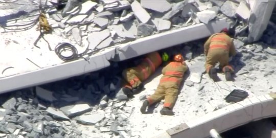 Jembatan di universitas Florida ambruk, 4 orang tewas dan 8 mobil hancur