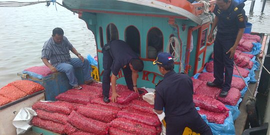 Kapal angkut 950 karung bawang merah ilegal asal Thailand diamankan di Aceh