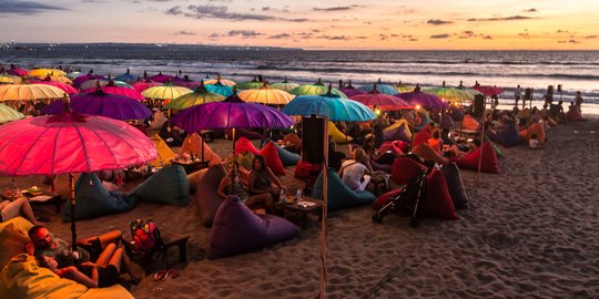 Menikmati sunset dari 5 beach bar hits di Bali