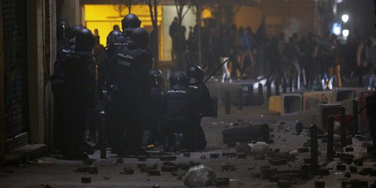 Bentrokan mencekam polisi dan imigran di Madrid
