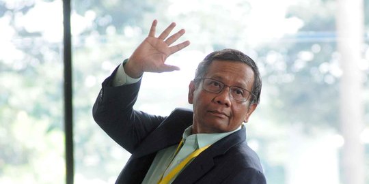 Mahfud MD di antara Jokowi dan Prabowo