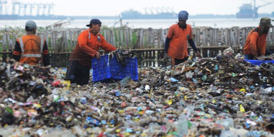 Mengerikan, begini penampakan hamparan sampah plastik di Muara Angke