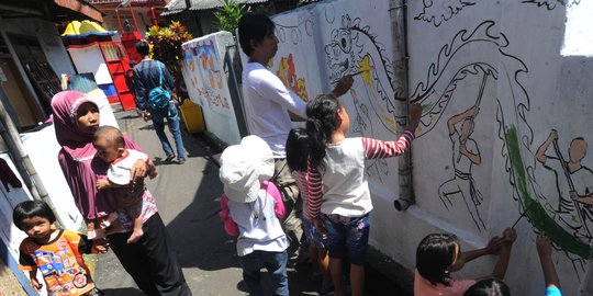 Keceriaan anak melukis mural di Pulo Geulis