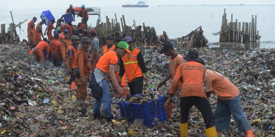 Cegah sampah masuk Teluk Jakarta, Pemprov pasang jaring di 