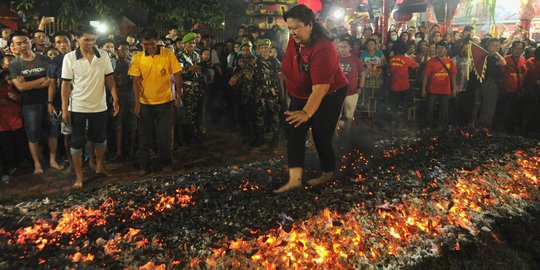 Ngerinya ritual injak bara api di Klenteng Cibinong