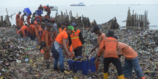 400 Personel gabungan keruk sampah Teluk Jakarta di Blok Empang