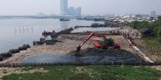 Eskavator angkut belasan ton sampah plastik di Muara Angke