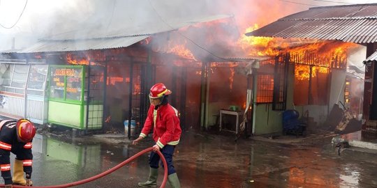 Tiga rumah dan empat toko hangus terbakar di Padang