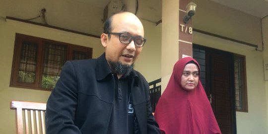 Berpakaian serba hitam, Novel bersama istri berangkat ke Singapura