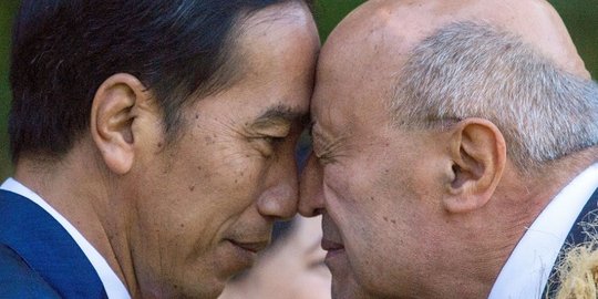 Ekspresi Jokowi saat disambut salam Maori