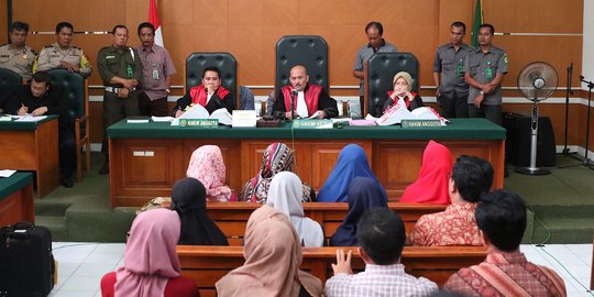 Karyawan First Travel menangis di sidang ingat ayah yang sudah meninggal