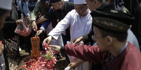 Keikhlasan Opick antar jenazah istri sampai ke pemakaman