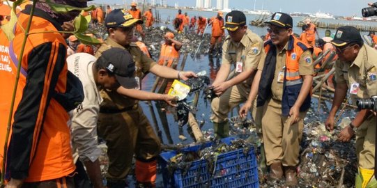 Tinjau Teluk Jakarta, Anies bantu pasukan oranye pungut sampah