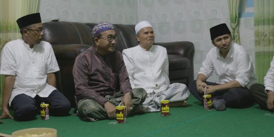 Kunjungi makam Kiai As'ad, Emil Dardak disambut ribuan santri