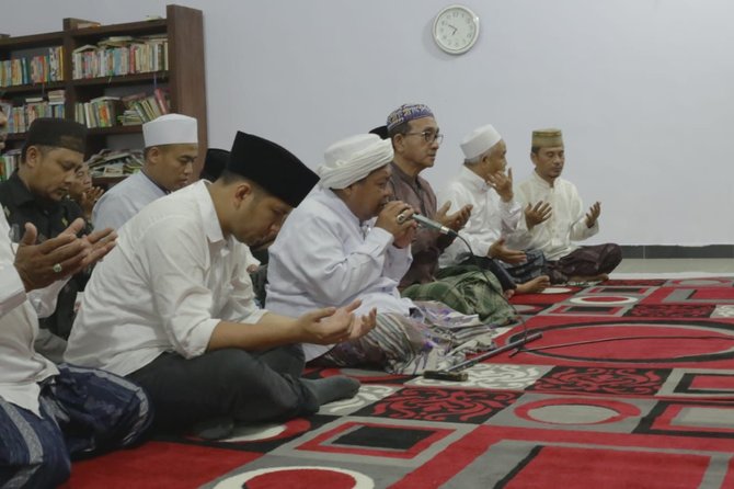 emil dardak kunjungi makam kiai as039ad