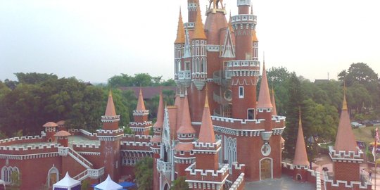 taman mini indonesia indah cinderella castle disneyland