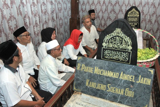 puti guntur ziarah ke makam sinan giri