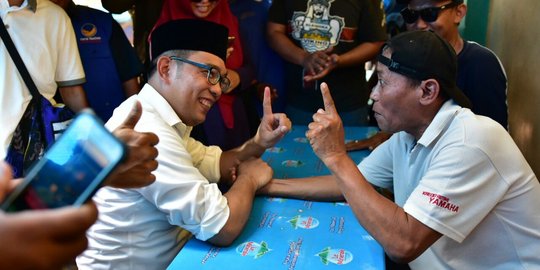 Saat Ridwan Kamil adu panco dengan pedagang bertato di Pasar Kadipaten