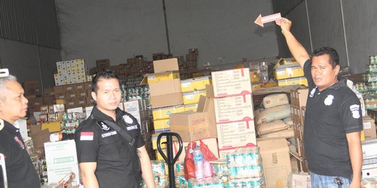 Polisi gerebek gudang makanan kedaluwarsa di Jakarta Barat