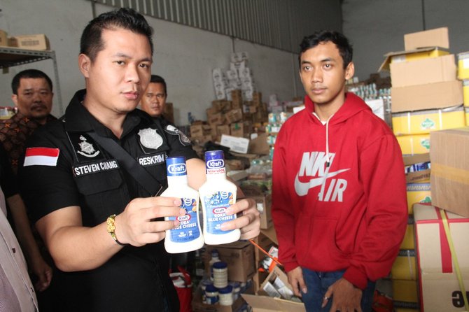 gudang makanan kedaluwarsa di jakbar