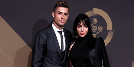 Kemesraan Ronaldo dengan kekasih di Quina Awards