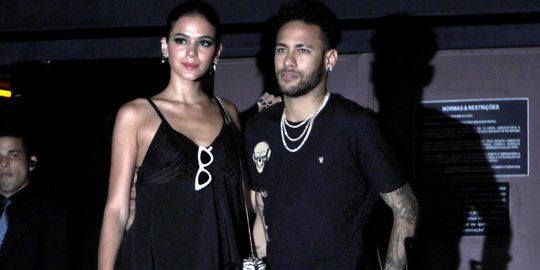Kesetiaan kekasih dampingi Neymar yang masih cedera