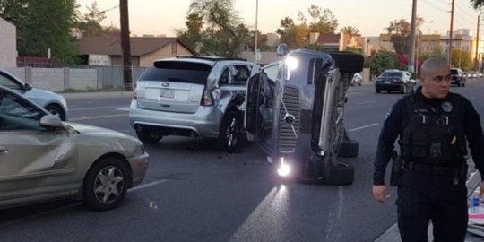 Mobil otomatis Uber tabrak pejalanan kaki di Arizona