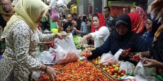 Di pasar modern Lamongan, Puti Guntur disambati soal managemen pengelolaan Pasar