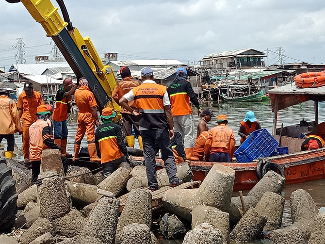 pasukan oranye pungut sampah teluk jakarta