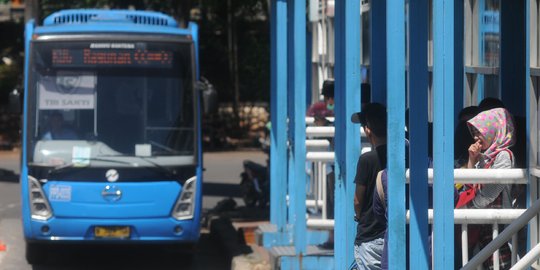 Peminat Transjakarta capai 522 ribu penumpang per hari, Anies-Sandi sujud syukur