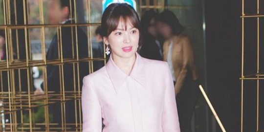Tampil pertama kali setelah nikah, cincin dan baju longgar Song Hye Kyo jadi sorotan