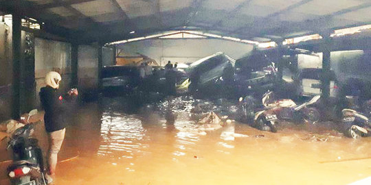 Banjir terjang Bandung, ruas jalan tertutup lumpur dan belasan mobil hanyut